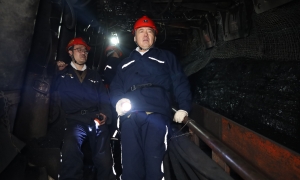 韓福生在新陸礦調(diào)研檢查時(shí)強(qiáng)...